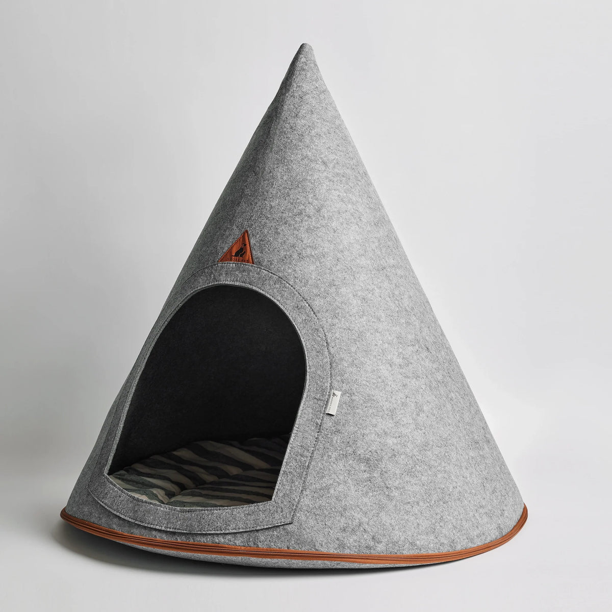 Nooee Pet Cave Harry XXL in gray felt with tan trim, angled side view