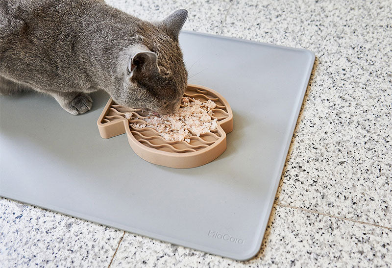 Cat eating wet food  from Miacara silicone slowfeeder and matching placemat set