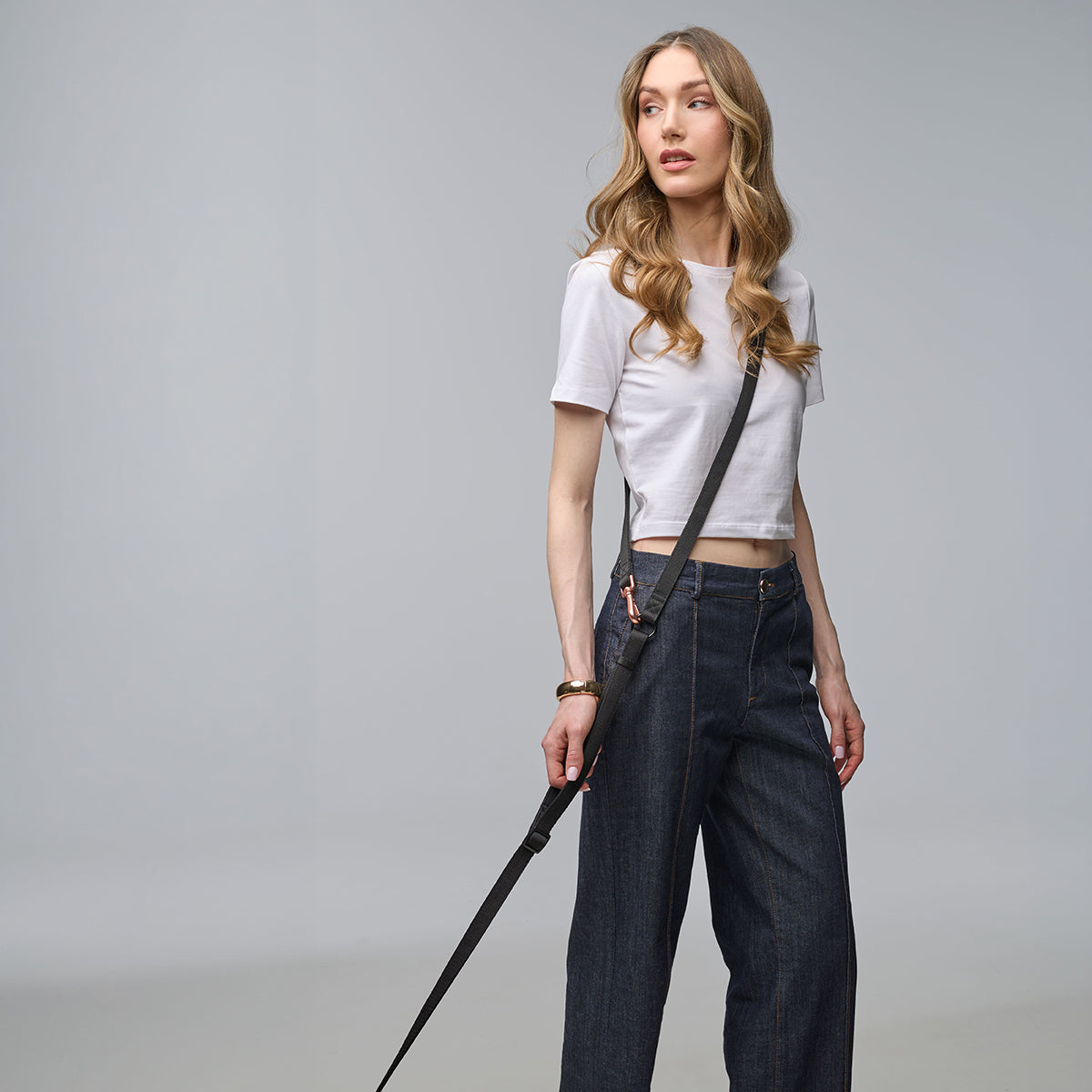Woman wearing the Metro leash crossbody