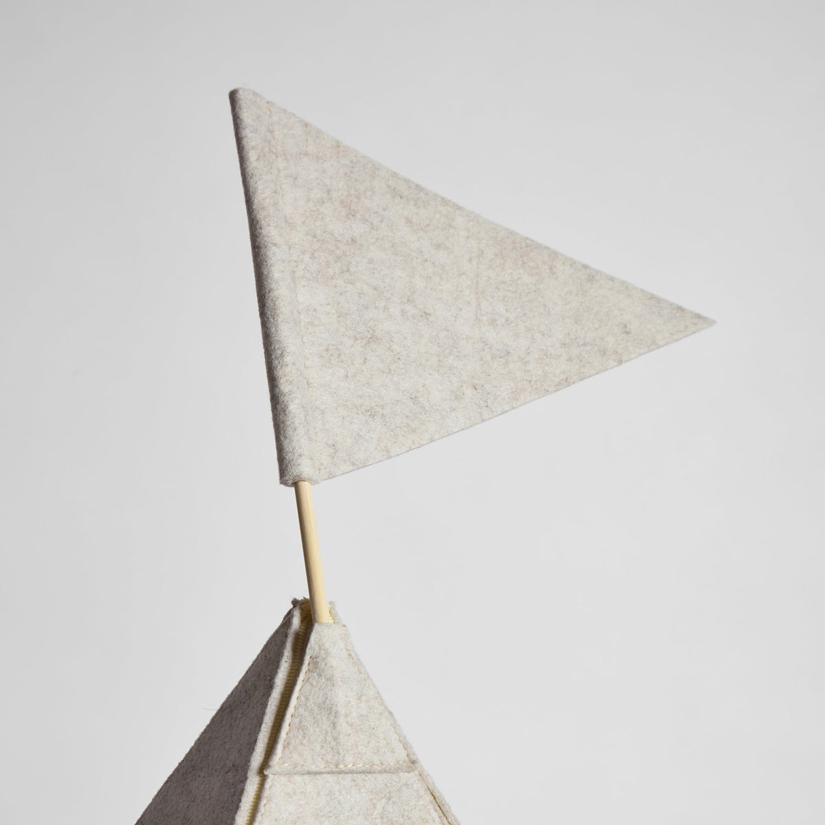 Removable flag on top of the Nooee Pet teepee bed