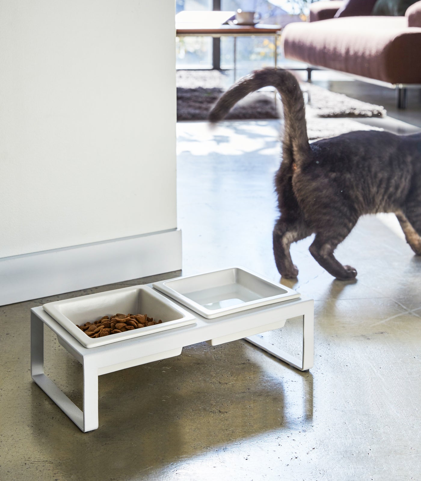 chic pet feeder with ceramic bowls