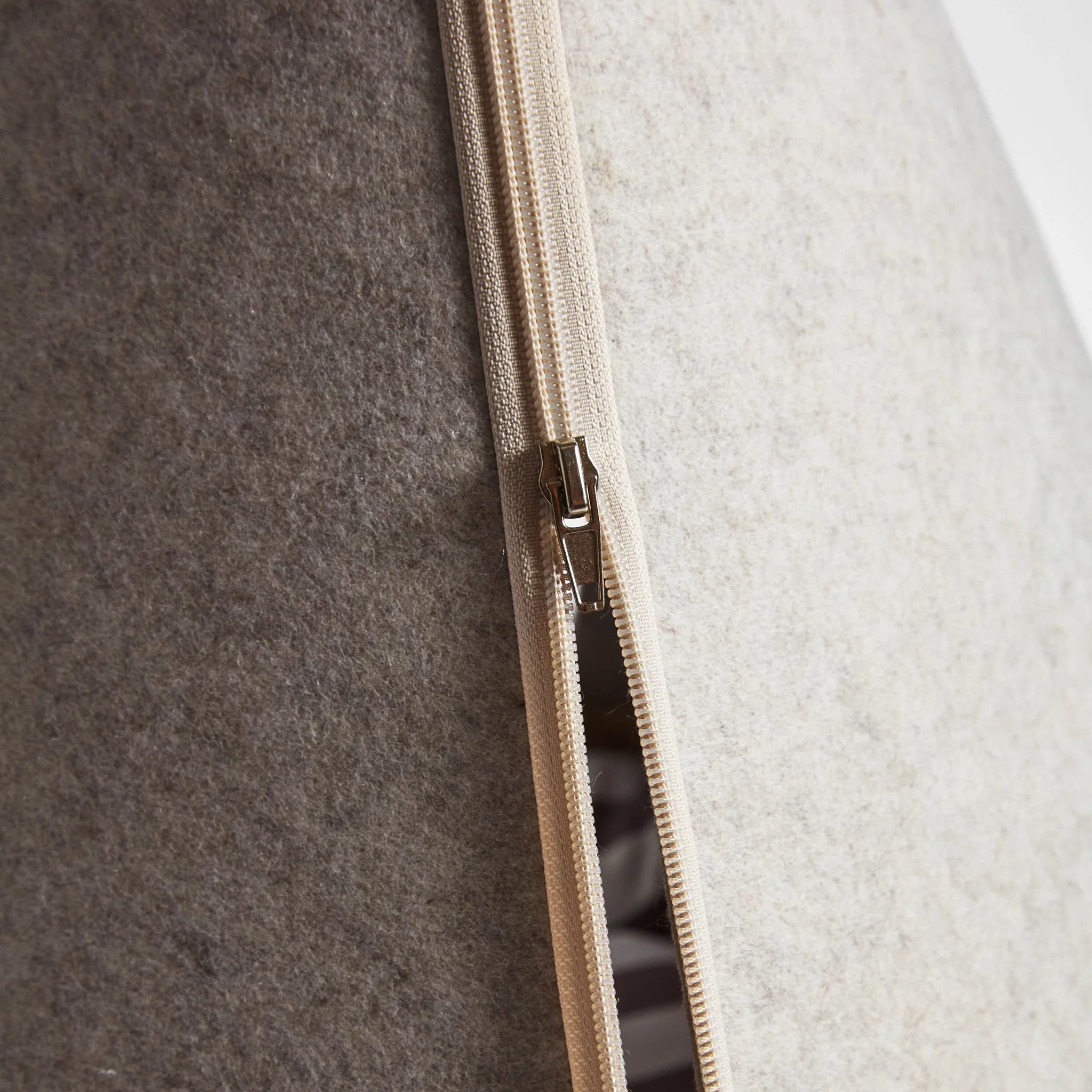 zipper detail for Nooee pet brand 
