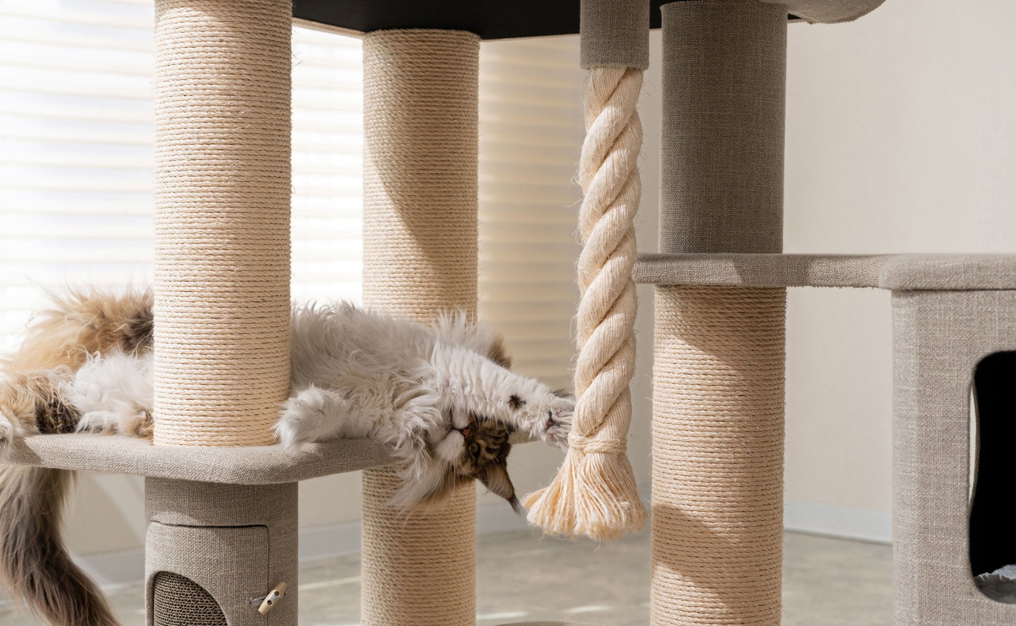 Sisal scratching cat tower with a rope
