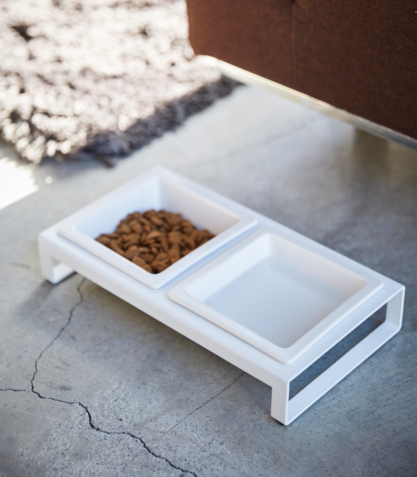 Elevated cat feeder with ceramic bowls