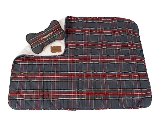 The best present for a dog owner: warm iconic Pendleton blanket for dogs. Dogs love the high quality throw from Pendleton Pet Collection.